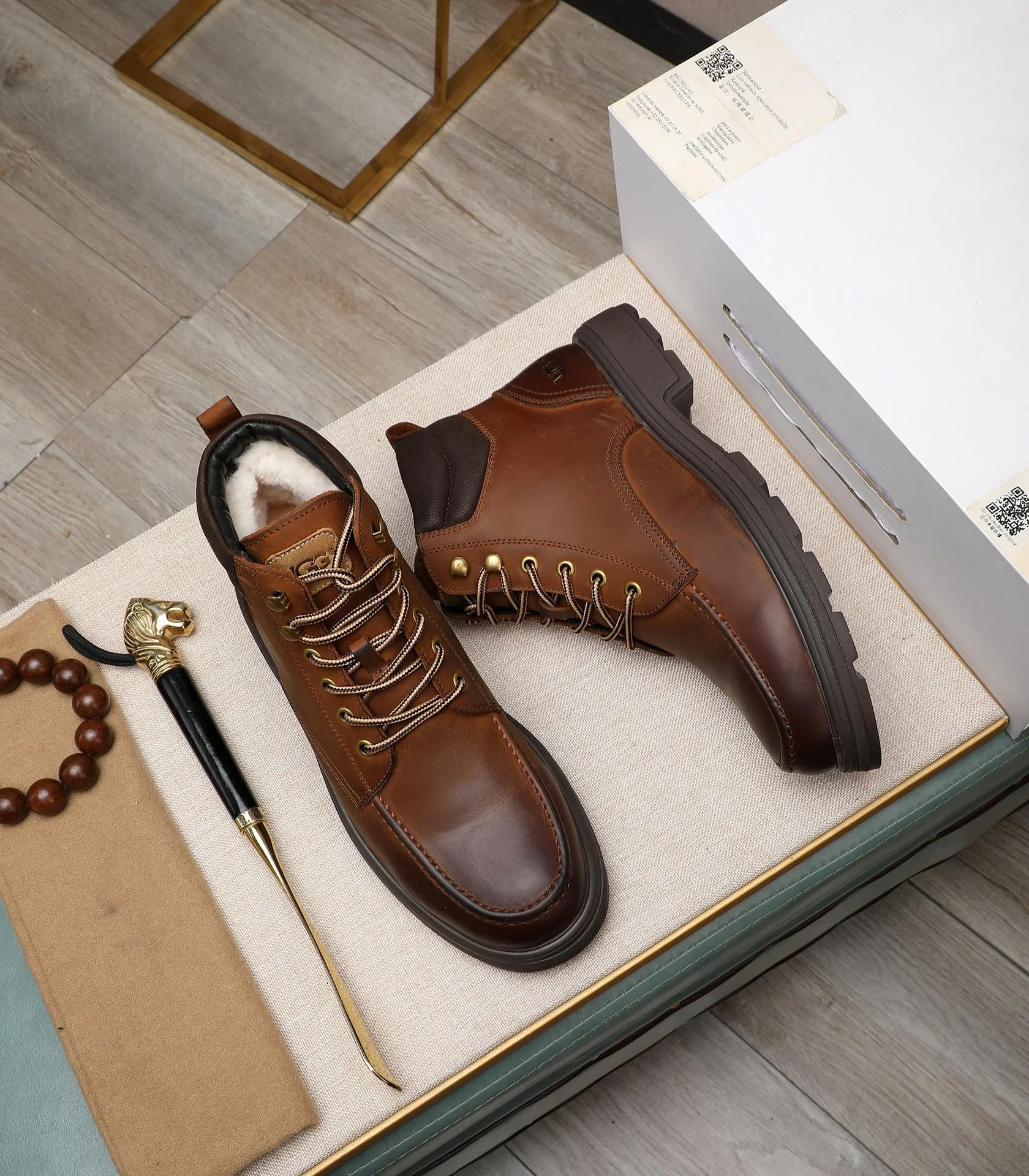 Men's men's shoes💰640 UGG (100% genuine wool lining, 10% off for fake ones) Please pay attention to the quality of the original order and compare the thickness of the wool🏮🏮Hot-selling UGG from Australia's warm luxury brand men's shoes, the official website is synchronized, Beckham men's style..., made of imported top-layer waxed cowhide, waxed toe cap, Australian real wool velvet lining Carefully sewn...Imported rubber Martin boots outsole (comfortable, soft and wear-resistant). I really like the quality..Exquisite workmanship. You can't put it down at first sight. Size 39-44